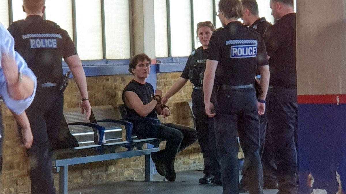 Mladíka na nádraží zatýkaly desítky policistů. Spletli si ho s „nejhledanějším mužem Británie“